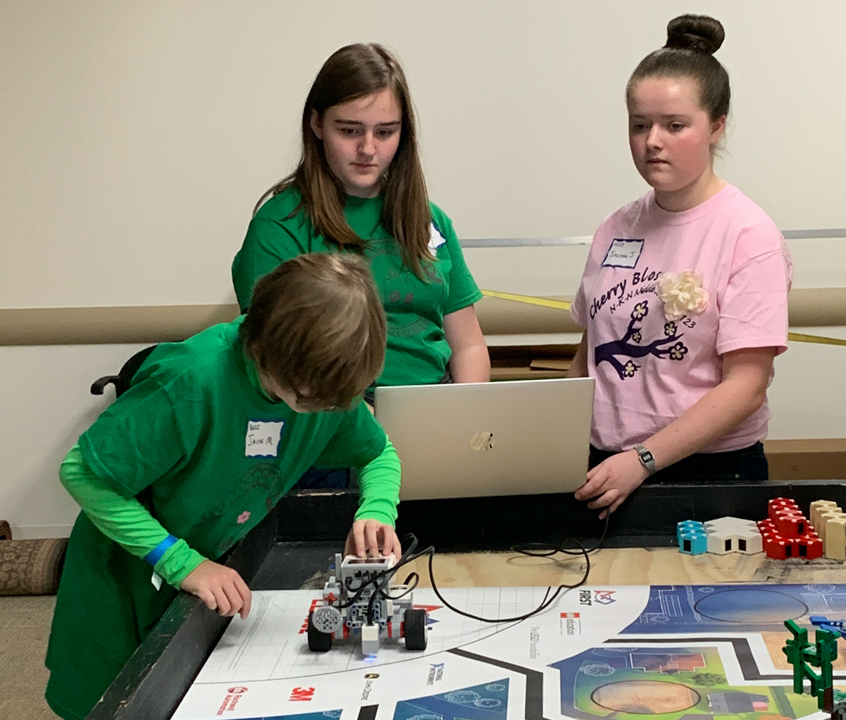 Neah-Kah-Nie Middle School students participating in FIRST LEGO activities